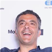 Sono diplomato in canto lirico, e la mia scelta è stata di allargare gli orizzonti al mondo non accademico e al canto come espressione di sé non finalizzato ad un genere solo.
Affronto il canto da un punto di vista scientifico e spirituale